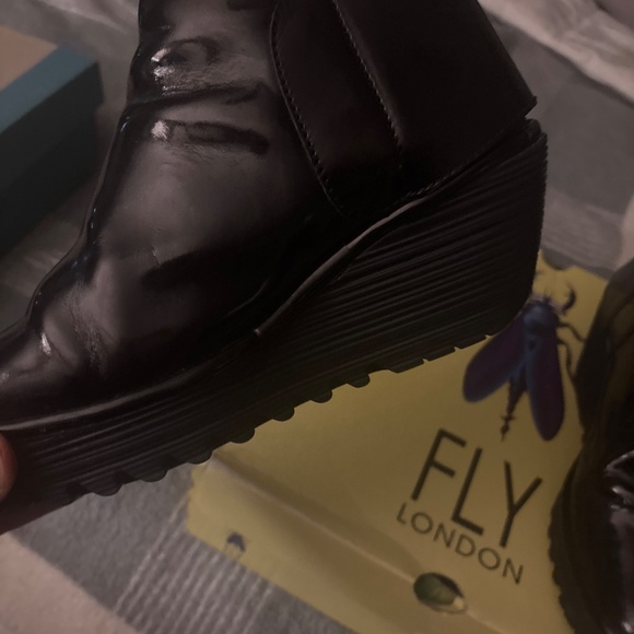 Fly London Blk patent leather booties with Velcro close, sturdy lug sole. Sz:38 - Picture 2 of 6